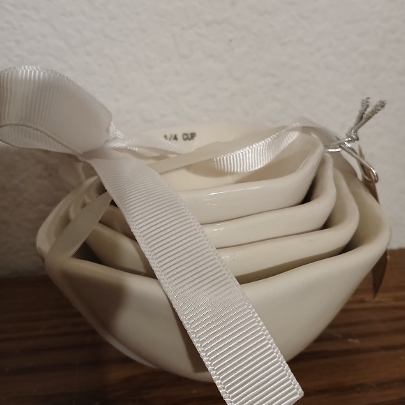 Set of Farmhouse Ceramic Measuring Cups - Picture 3 of 3